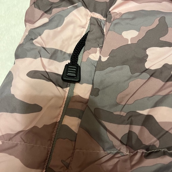 Browning women’s down coat in a bag. Super nice, never worn. Pink and gray camo. - Picture 7 of 8